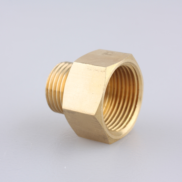 Messing gerade sitzende Frau