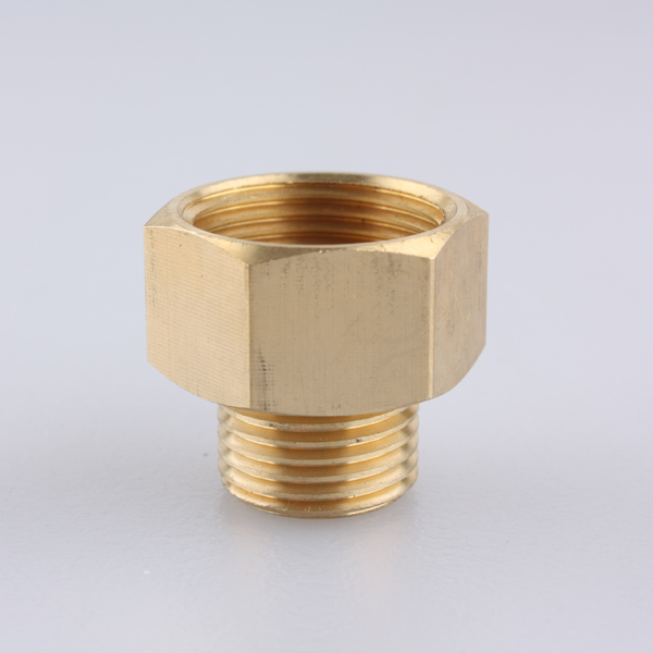 Messing gerade sitzende Frau